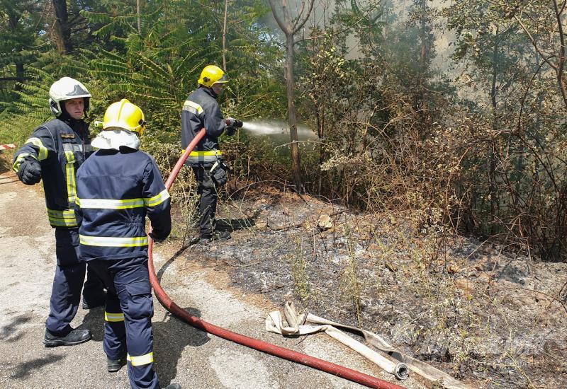 Izgorjela veća površina šume i deponije u blizini Mostara